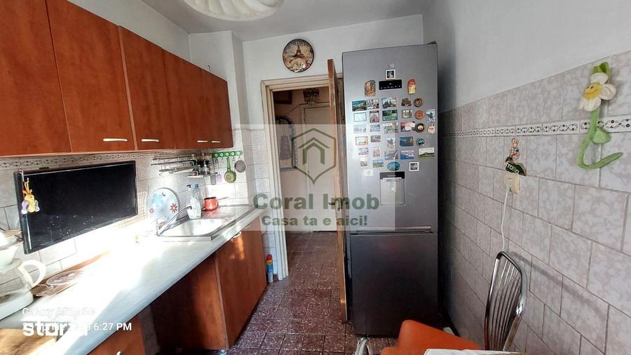 Apartament cu 3 camere semidecomandat, mobilat în Colentina
