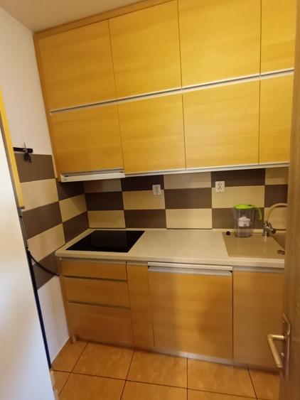 Apartament cu 3 camere semidecomandat, mobilat în Central
