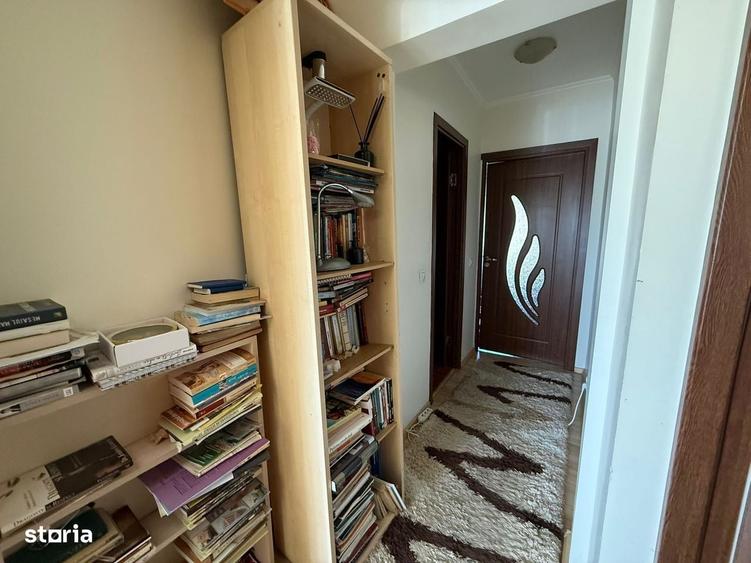 Apartament cu 3 camere semidecomandat în Careiului