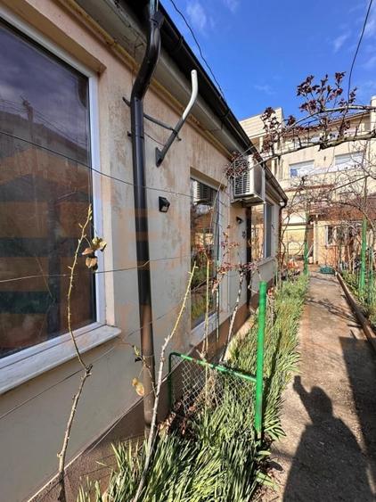 Casă individuală cu 4 camere cu Canalizare în Tomis II