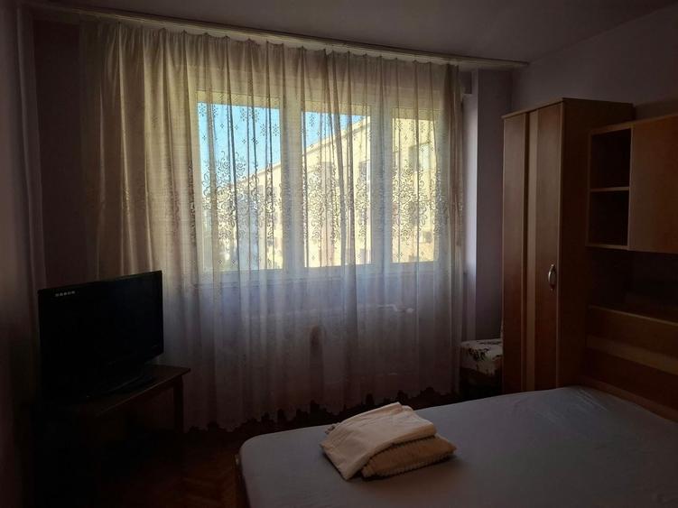 Apartament cu 3 camere semidecomandat în Grivița