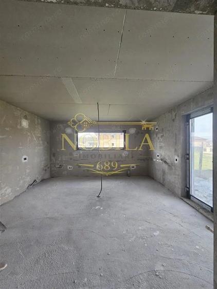 Casă cu Teren 500 Mp în Est