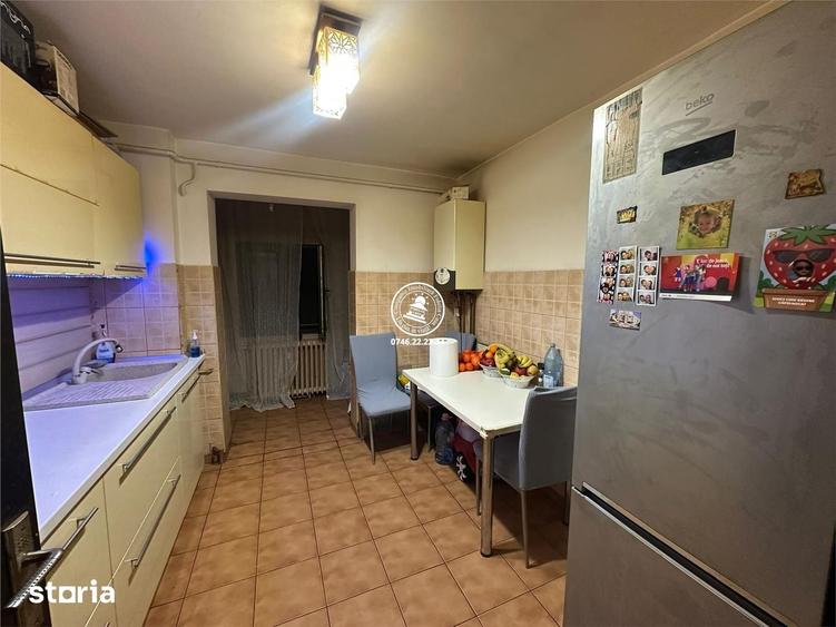 Apartament cu 3 camere semidecomandat în Podu Roș