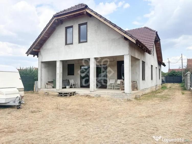 Casă cu 4 camere cu Teren 745 Mp în Central