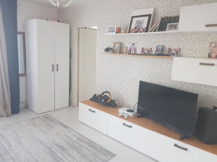 Apartament cu 3 camere semidecomandat în Progresul I