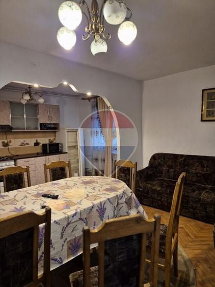 Apartament cu 4 camere decomandat, mobilat în Central
