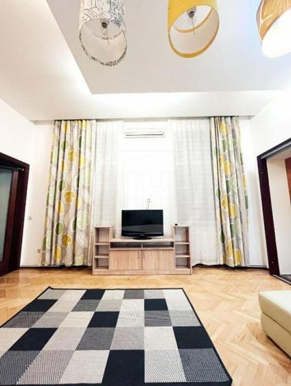 Apartament cu 2 camere semidecomandat, mobilat în Central