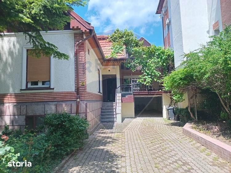 Casă cu 6 camere cu Teren 436 Mp în Romanilor
