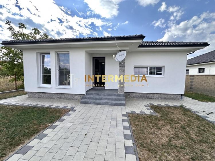 Casă individuală cu 4 camere cu Canalizare în Est