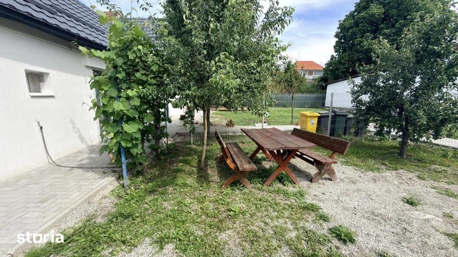 Casă cu 3 camere semidecomandat cu Teren 168 Mp în Central