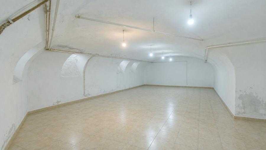Apartament cu 8 camere semidecomandat în Central