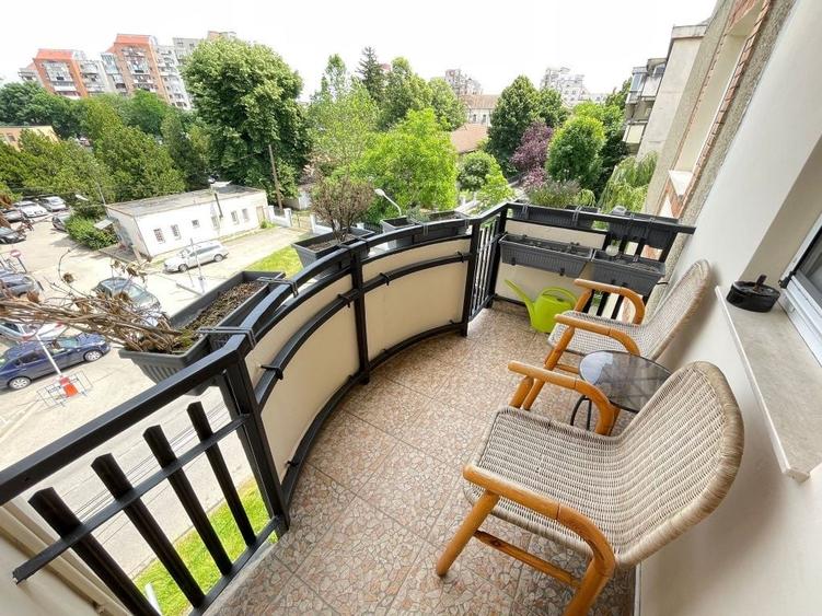 Apartament cu 3 camere decomandat, mobilat în Intim