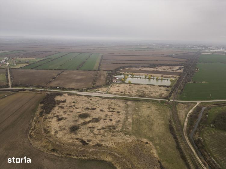Teren de 8600 mp, în Ineu