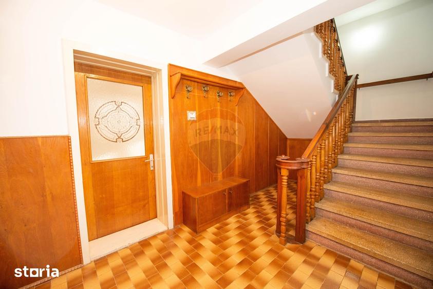 Casă cu 7 camere cu Teren 200 Mp în Central