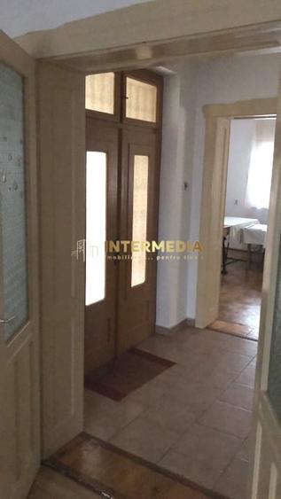 Casă individuală cu 3 camere cu Canalizare în Central
