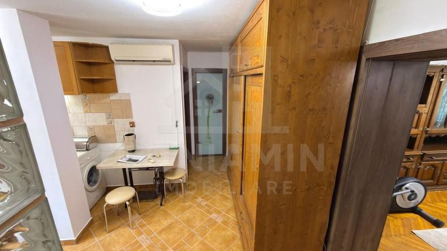 Apartament cu 3 camere decomandat în Calea București