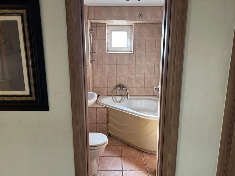 Apartament cu 3 camere semidecomandat în Obor
