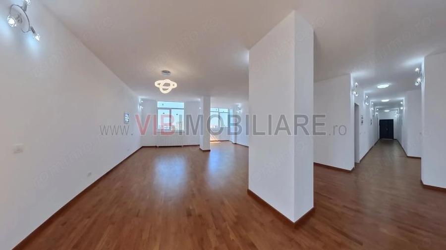 Apartament cu 5 camere decomandat în Viilor