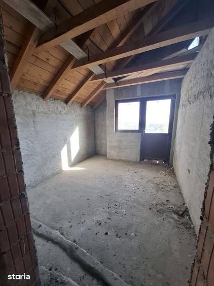 Casă cu 7 camere cu Teren 1118 Mp în Central