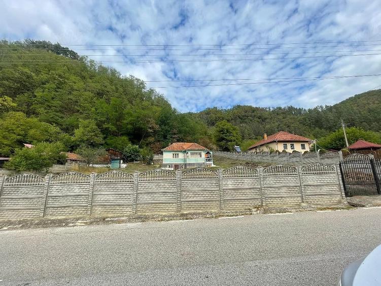 Casă cu Teren 840 Mp în Hășdău