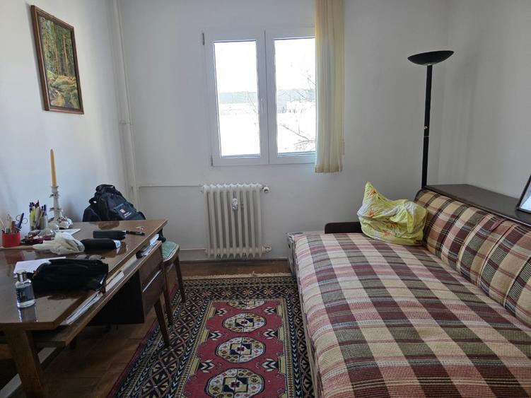 Apartament cu 4 camere decomandat, mobilat în Titan