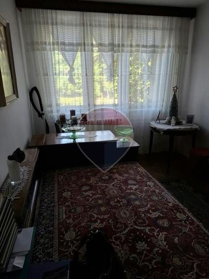 Apartament cu 3 camere semidecomandat în Est
