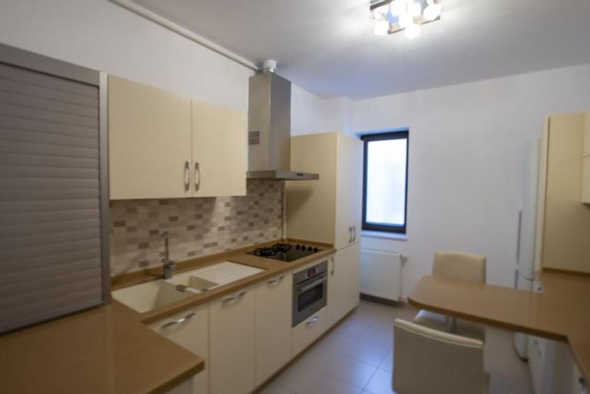 Apartament cu 3 camere decomandat, mobilat în Iancu Nicolae