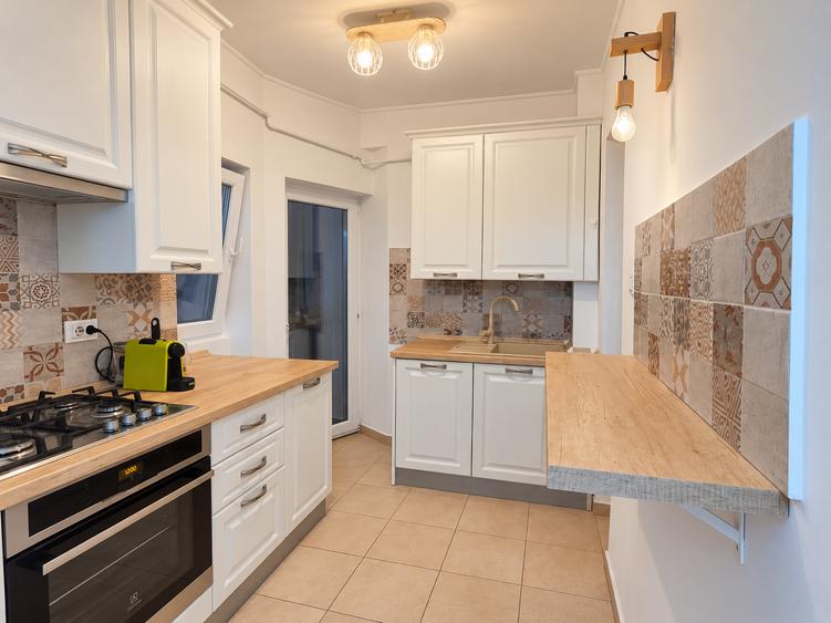 Apartament cu 4 camere semidecomandat în Universitate