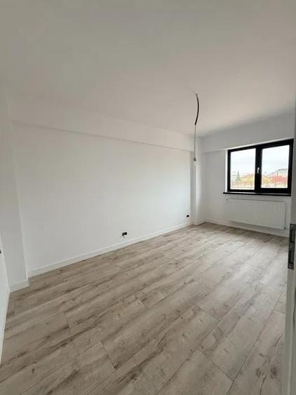 Apartament cu 3 camere semidecomandat în Vatra Luminoasă