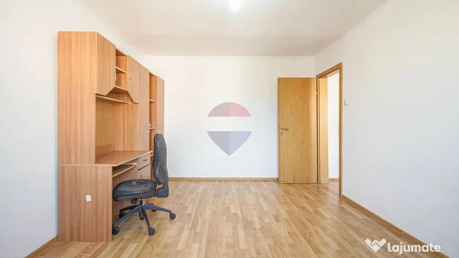 Apartament cu 3 camere semidecomandat în Nord