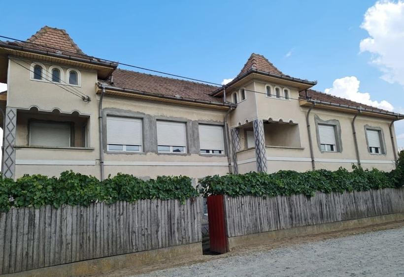 Casă individuală cu 12 camere cu Canalizare în Brestei