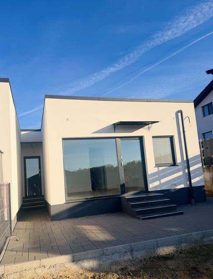Duplex cu 3 camere cu Canalizare în Est