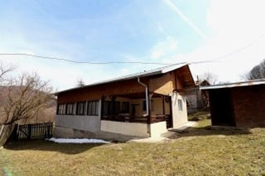 Casă individuală cu 4 camere cu Teren 1991 Mp în Valea Bradului