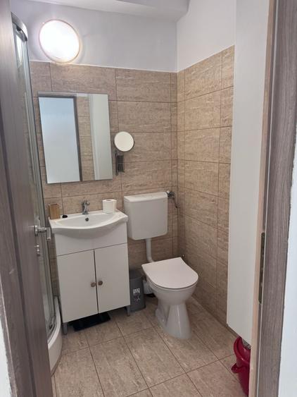 Apartament cu 3 camere decomandat, mobilat în Baba Novac