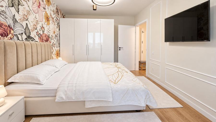 Apartament cu 3 camere semidecomandat, mobilat în Central