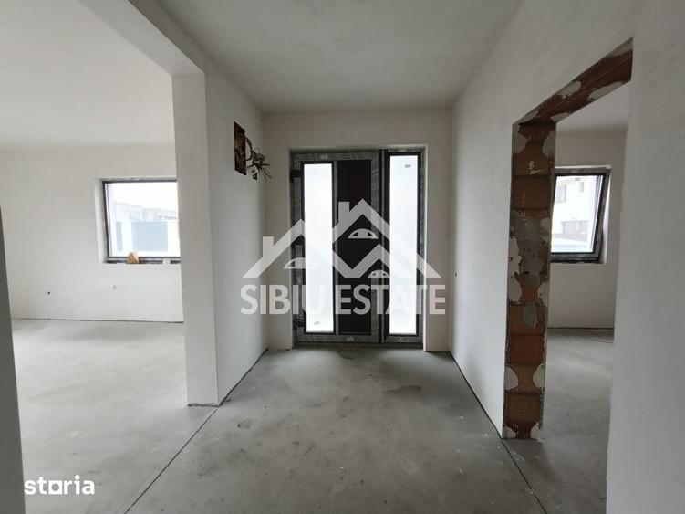 Casă cu 5 camere cu Teren 400 Mp în Șelimbăr