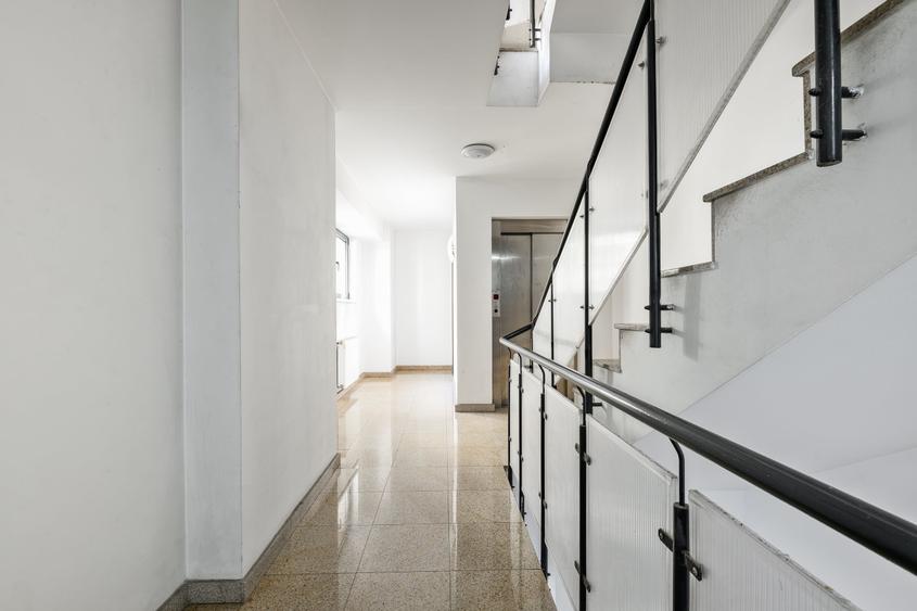 Apartament cu 3 camere semidecomandat, mobilat în Banu Manta