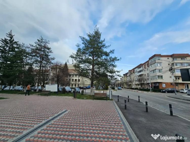 Apartament cu 4 camere decomandat în Central