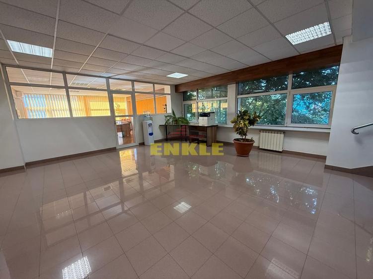 Birou, de 1,080 mp, în Est