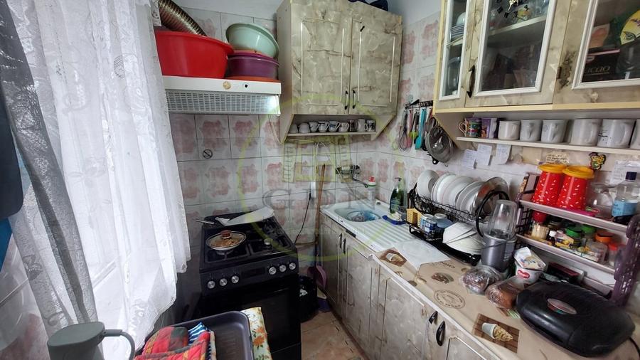 Apartament cu 3 camere semidecomandat, mobilat în Valea Rosie