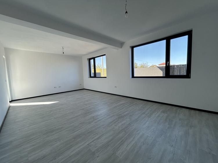 Duplex cu 4 camere cu Canalizare în Popas Păcurari