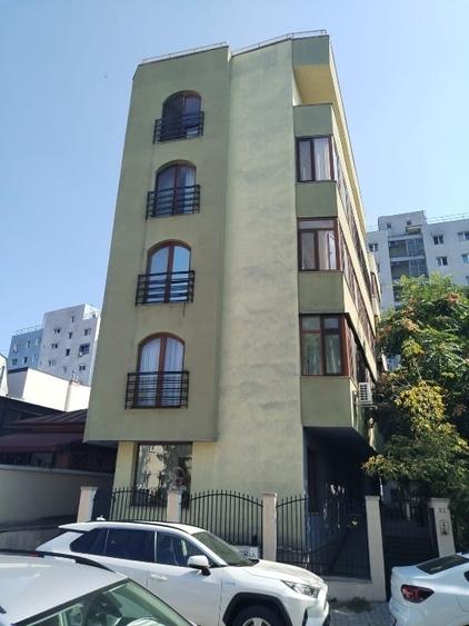 Apartament cu 3 camere decomandat în Banu Manta