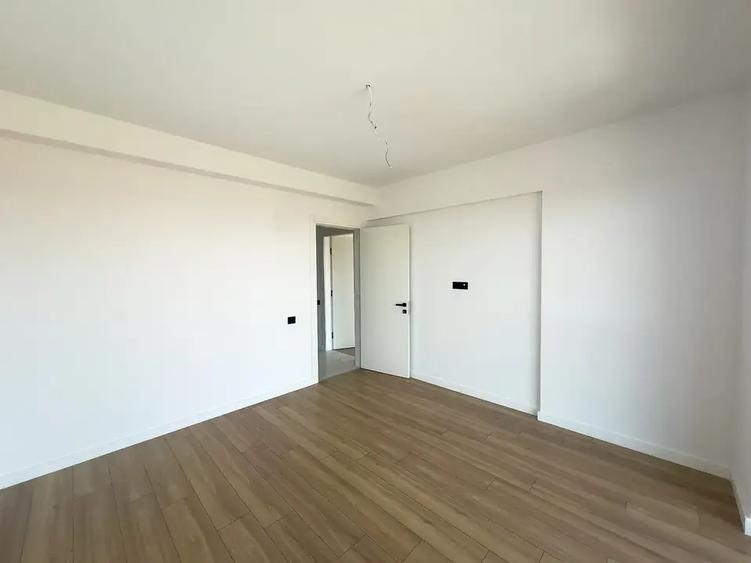Apartament cu 4 camere semidecomandat în Titan
