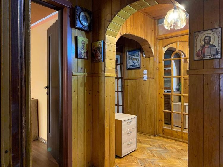 Apartament cu 3 camere decomandat, mobilat în Dâmbovița