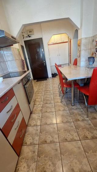 Apartament cu 3 camere semidecomandat în Rogerius