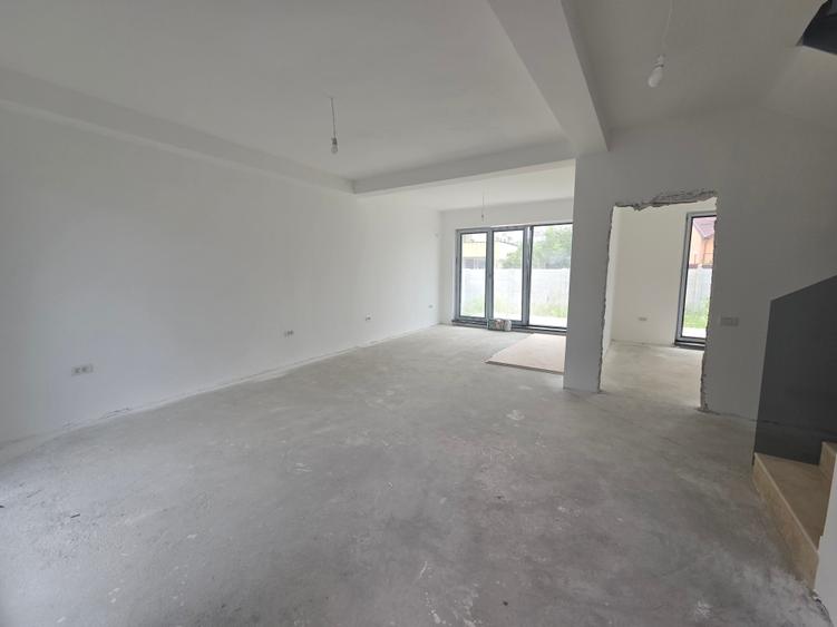 Casă individuală cu 5 camere cu Canalizare în Central
