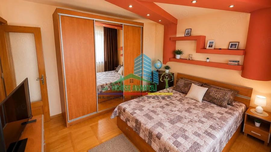 Casă cu 8 camere cu Teren 500 Mp în Vest