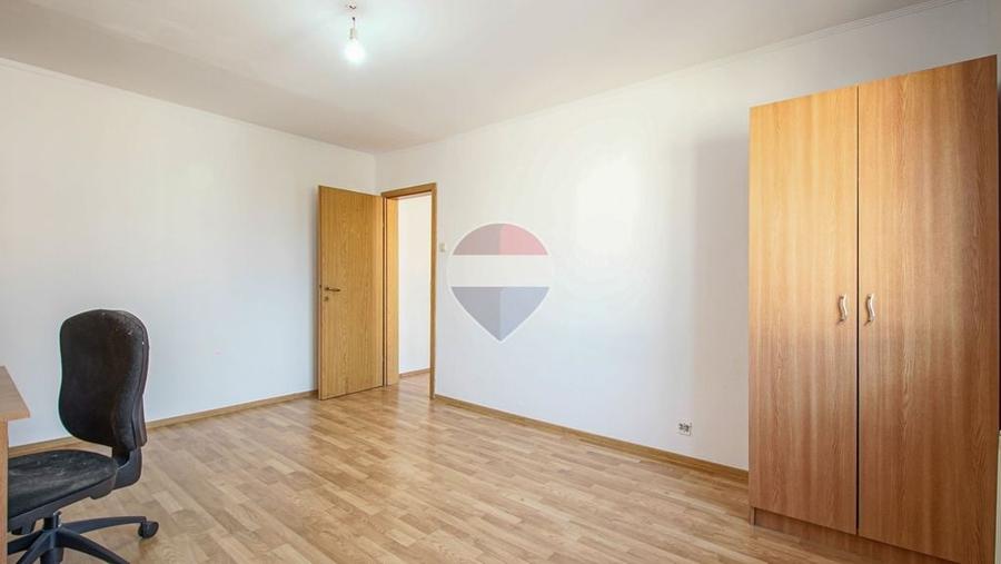 Apartament cu 3 camere semidecomandat în Nord