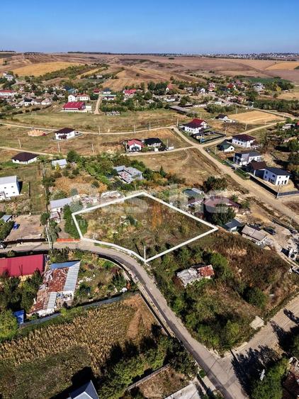 Teren Construcții intravilan de 1943 mp, în Cornești
