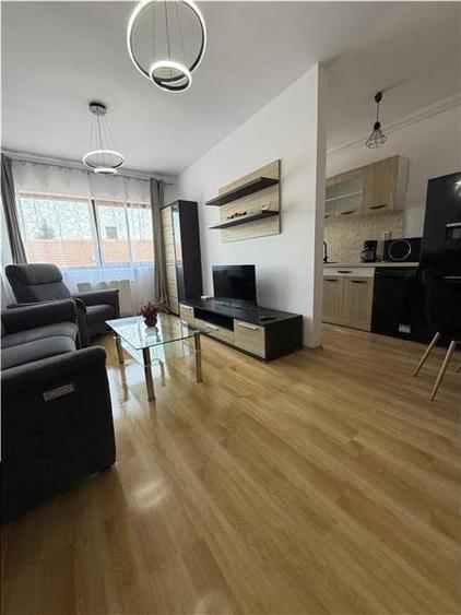 Apartament cu 3 camere semidecomandat, mobilat în Central